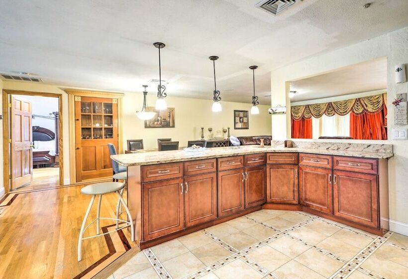 Extravagant Randolph Retreat W/ Private Pool!