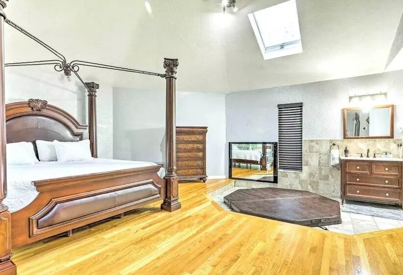 Extravagant Randolph Retreat W/ Private Pool!