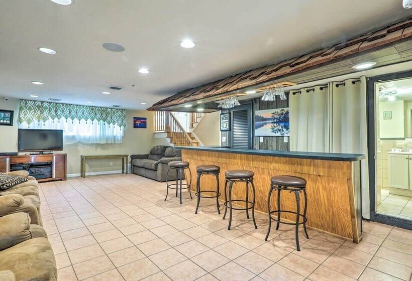 Extravagant Randolph Retreat W/ Private Pool!