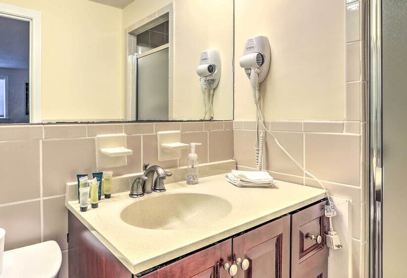 Extravagant Randolph Retreat W/ Private Pool!