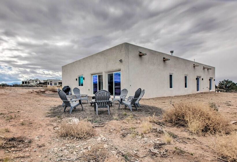 Family Friendly Desert Home ~ 10 Mi To Taos!