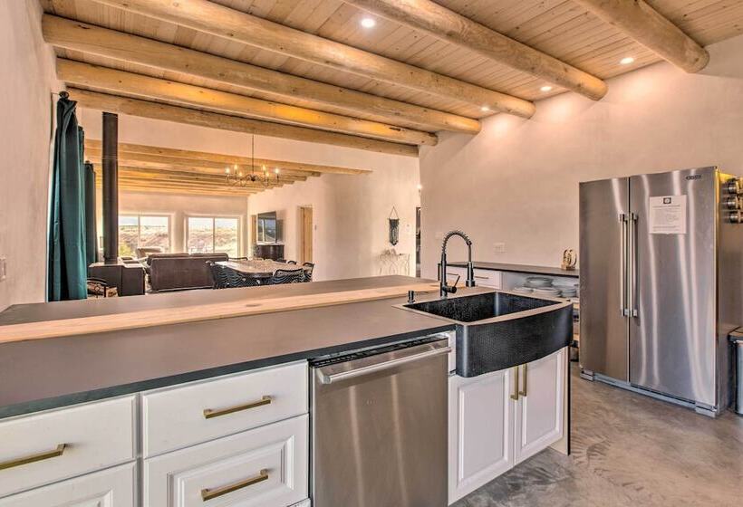 Family Friendly Desert Home ~ 10 Mi To Taos!