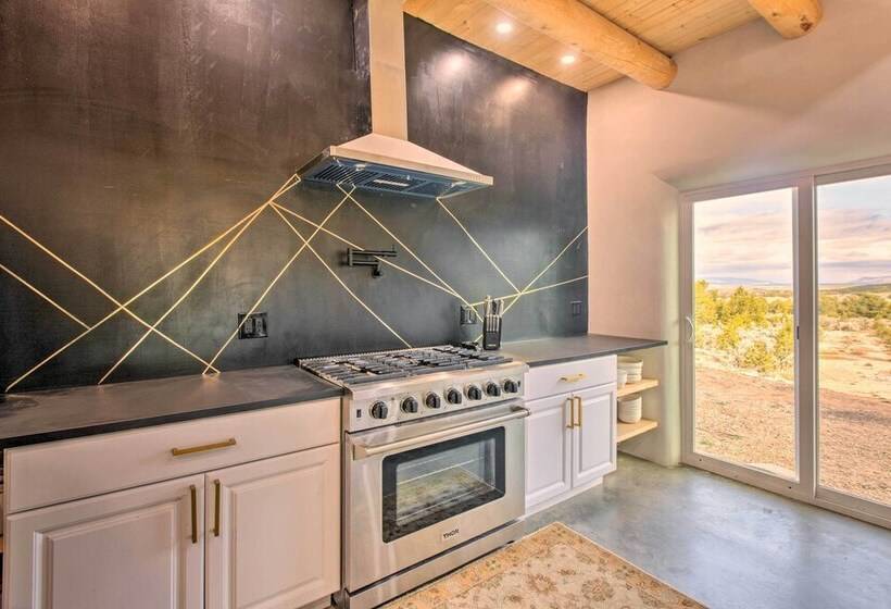 Family Friendly Desert Home ~ 10 Mi To Taos!