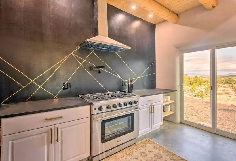 Family Friendly Desert Home ~ 10 Mi To Taos!
