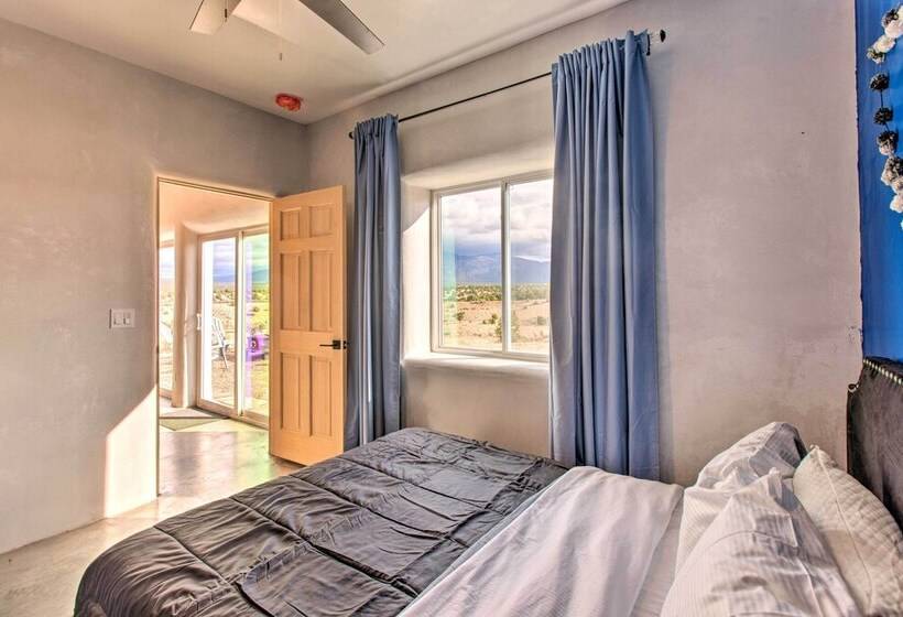 Family Friendly Desert Home ~ 10 Mi To Taos!