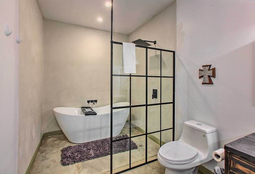 Family Friendly Desert Home ~ 10 Mi To Taos!