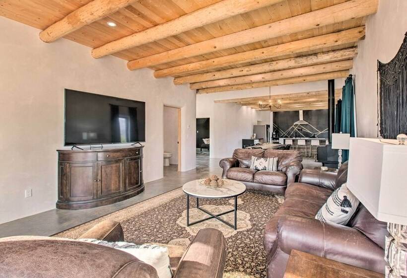 Family Friendly Desert Home ~ 10 Mi To Taos!