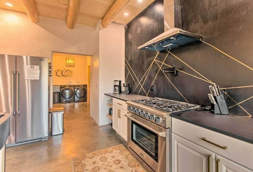Family Friendly Desert Home ~ 10 Mi To Taos!