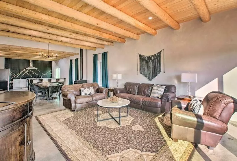 Family Friendly Desert Home ~ 10 Mi To Taos!