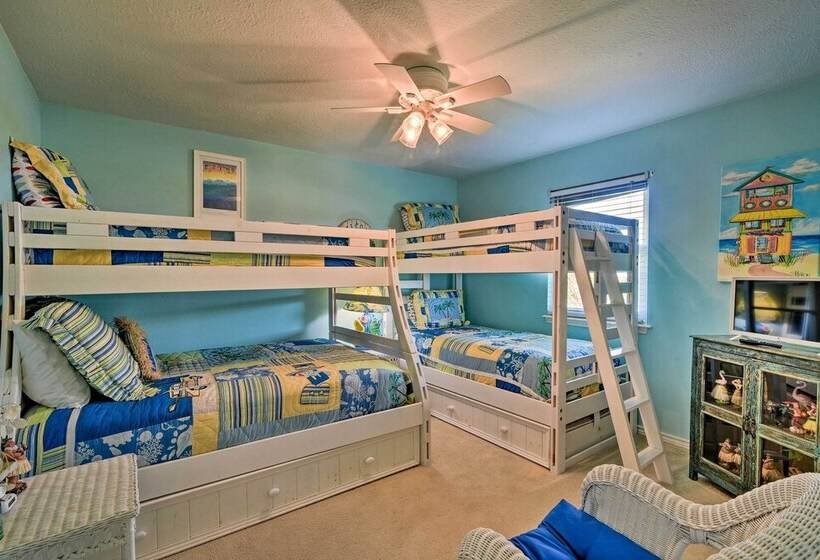 1 Block To Beach: Family Getaway In Galveston!