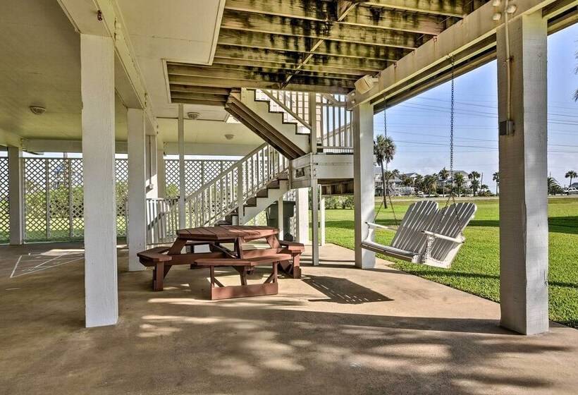 1 Block To Beach: Family Getaway In Galveston!