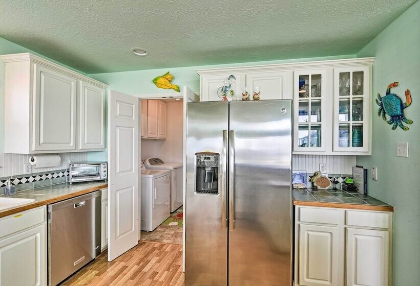 1 Block To Beach: Family Getaway In Galveston!