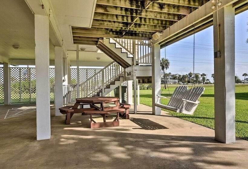 1 Block To Beach: Family Getaway In Galveston!