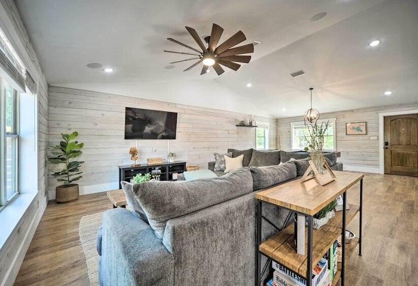 Gorgeous Cabin W/ Pergolas, Walk To River!