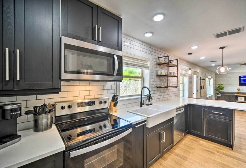 Gorgeous Cabin W/ Pergolas, Walk To River!