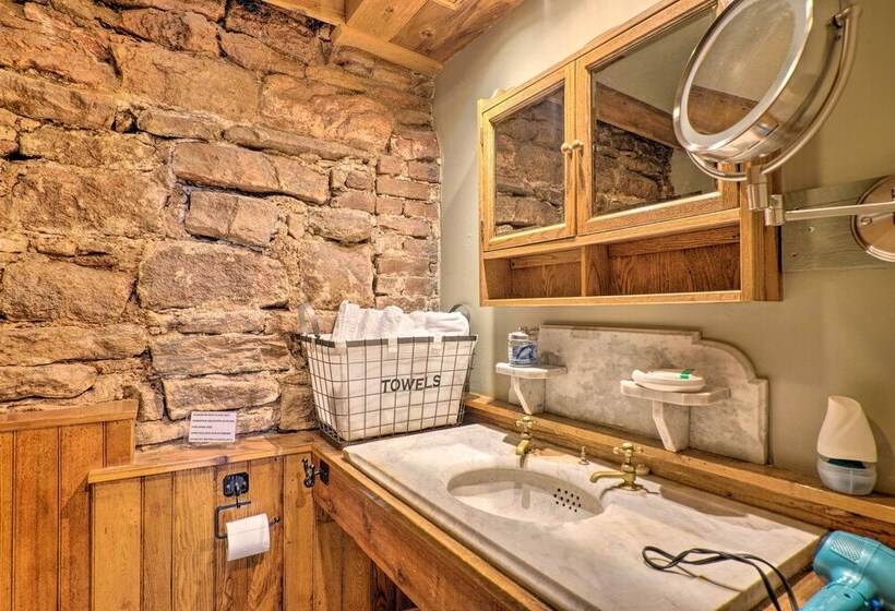 Historic Manitou Springs Victorian: Walk Downtown!