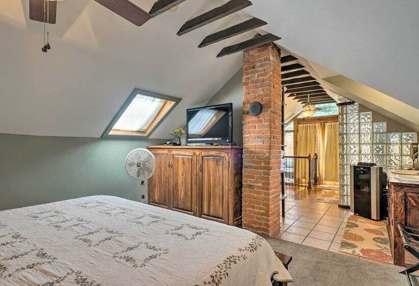 Historic Manitou Springs Victorian: Walk Downtown!