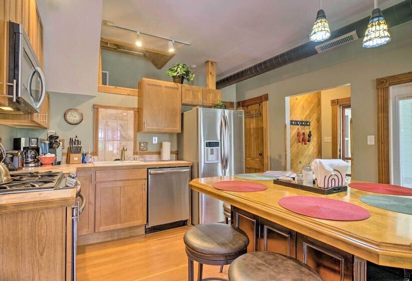 Historic Manitou Springs Victorian: Walk Downtown!