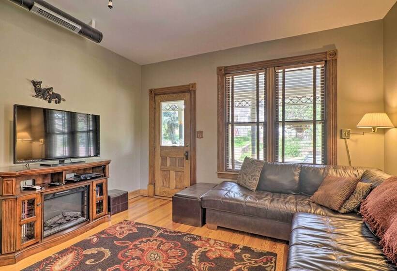 Historic Manitou Springs Victorian: Walk Downtown!