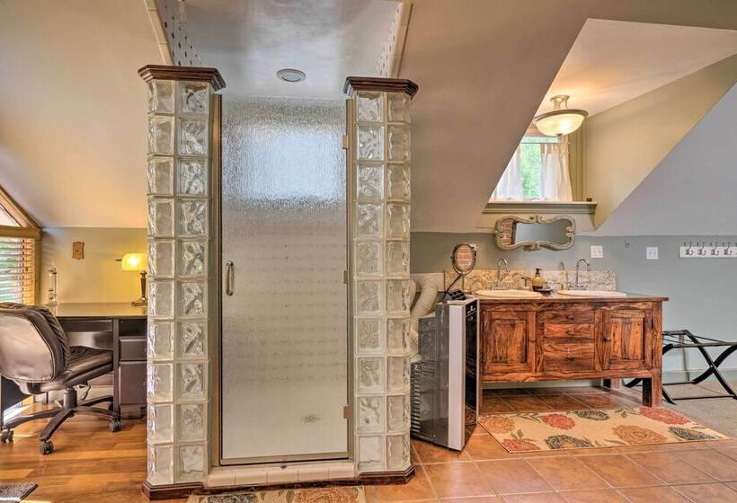 Historic Manitou Springs Victorian: Walk Downtown!