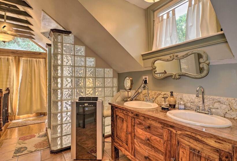 Historic Manitou Springs Victorian: Walk Downtown!