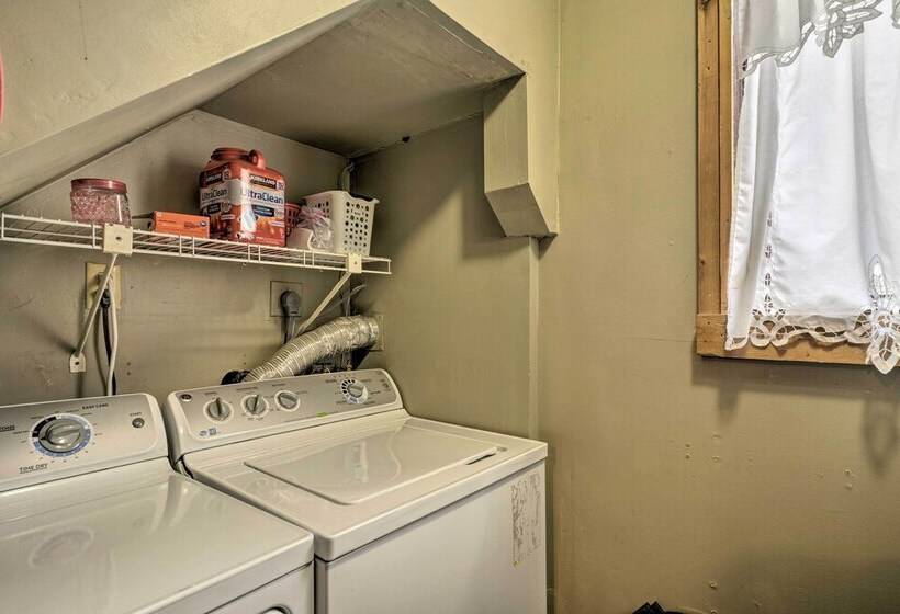 Historic Manitou Springs Victorian: Walk Downtown!