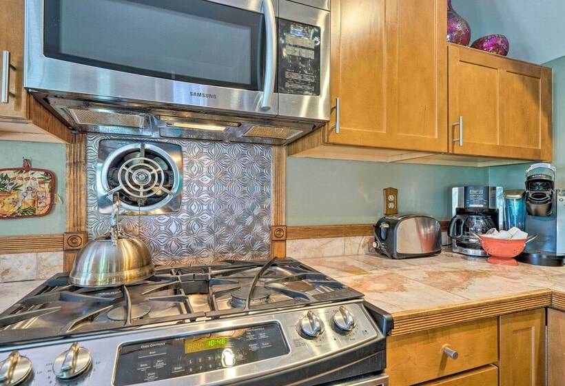 Historic Manitou Springs Victorian: Walk Downtown!