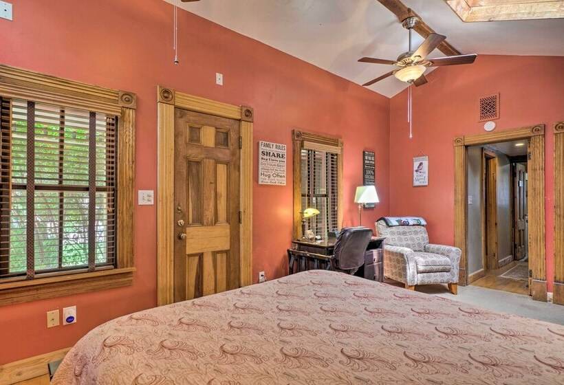 Historic Manitou Springs Victorian: Walk Downtown!