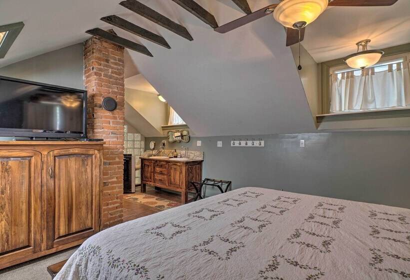 Historic Manitou Springs Victorian: Walk Downtown!