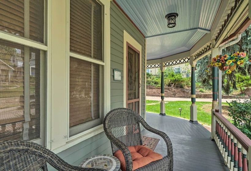 Historic Manitou Springs Victorian: Walk Downtown!