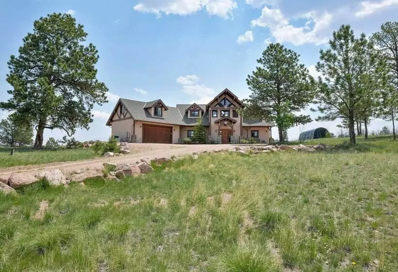 Idyllic Florissant Cabin W/ Patio & Hot Tub!