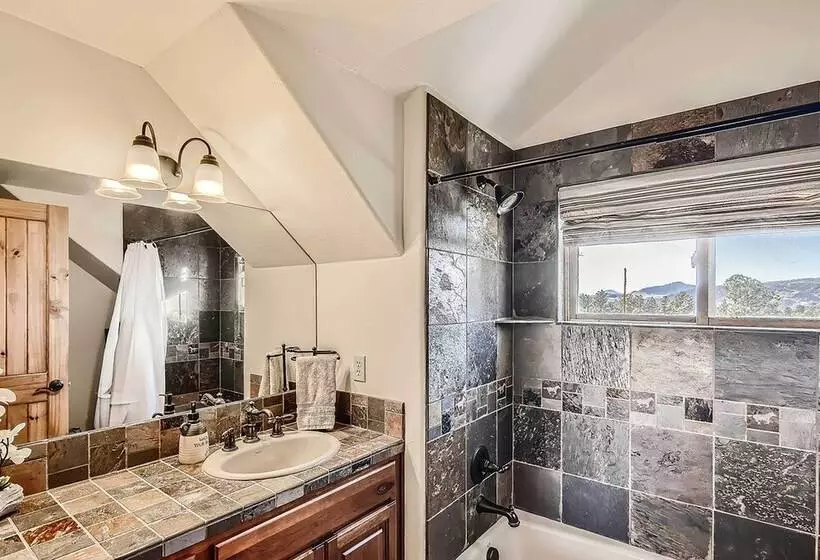 Idyllic Florissant Cabin W/ Patio & Hot Tub!