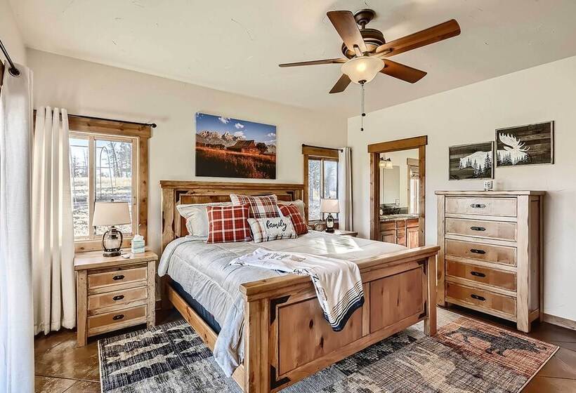 Idyllic Florissant Cabin W/ Patio & Hot Tub!