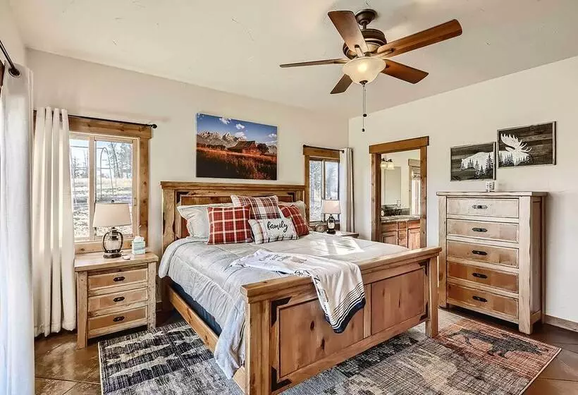 Idyllic Florissant Cabin W/ Patio & Hot Tub!