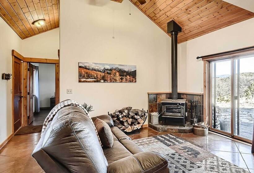 Idyllic Florissant Cabin W/ Patio & Hot Tub!