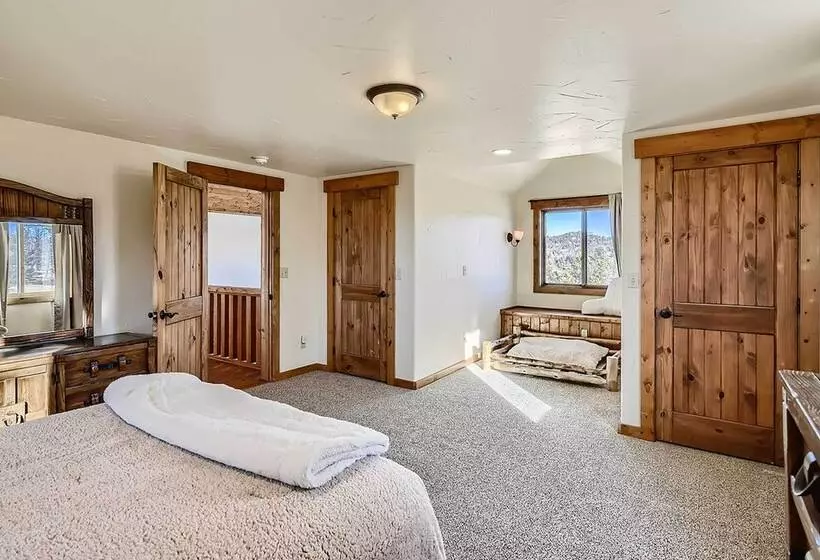 Idyllic Florissant Cabin W/ Patio & Hot Tub!