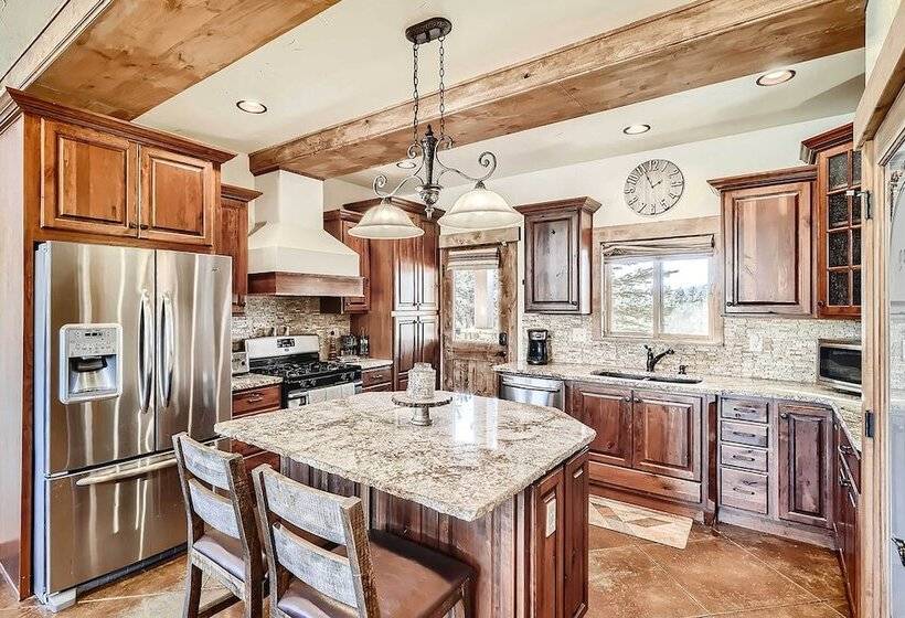 Idyllic Florissant Cabin W/ Patio & Hot Tub!