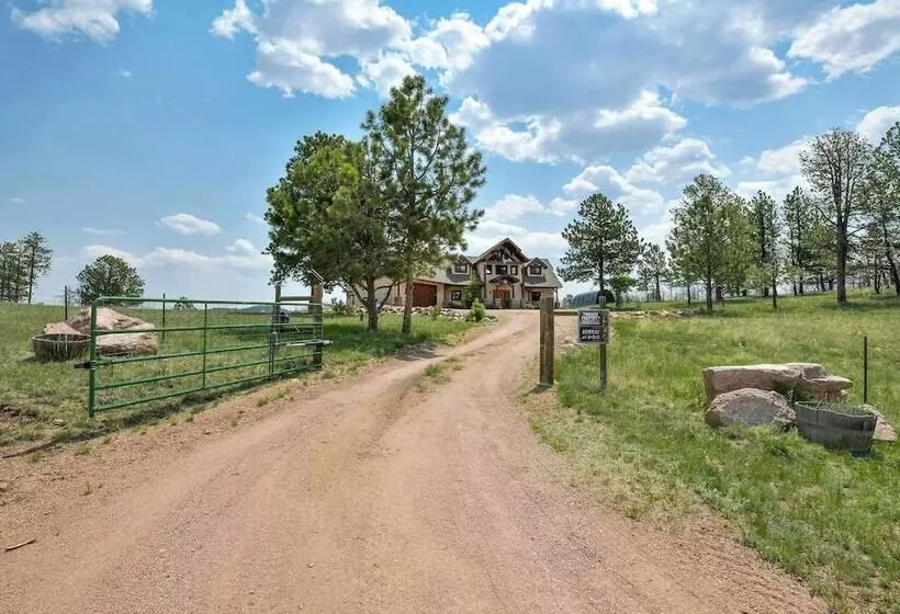 Idyllic Florissant Cabin W/ Patio & Hot Tub!