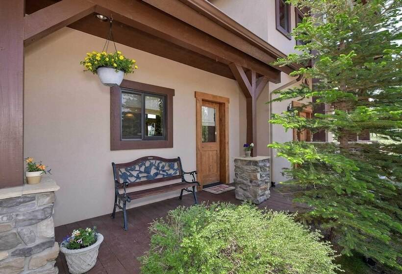 Idyllic Florissant Cabin W/ Patio & Hot Tub!