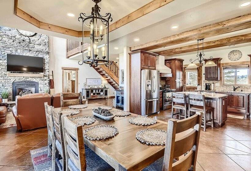 Idyllic Florissant Cabin W/ Patio & Hot Tub!