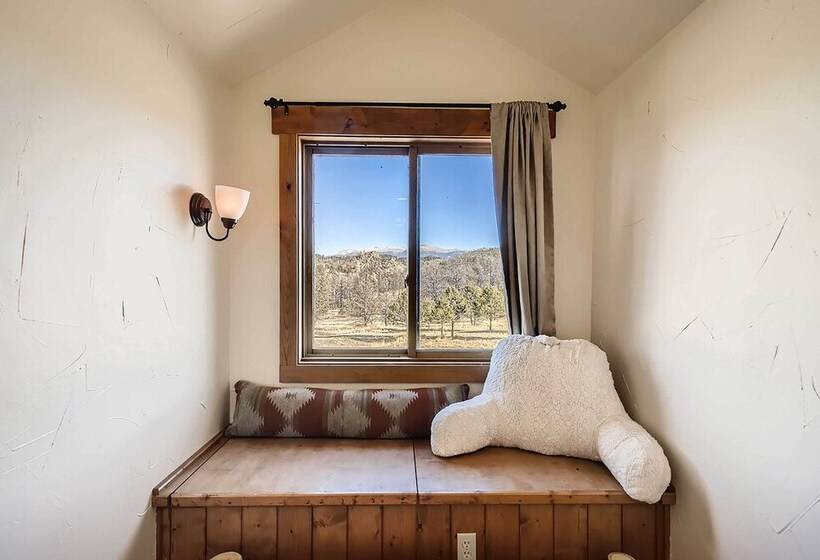 Idyllic Florissant Cabin W/ Patio & Hot Tub!