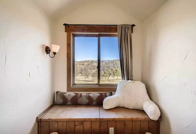 Idyllic Florissant Cabin W/ Patio & Hot Tub!