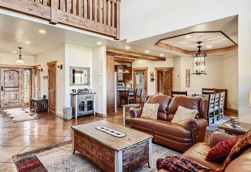 Idyllic Florissant Cabin W/ Patio & Hot Tub!