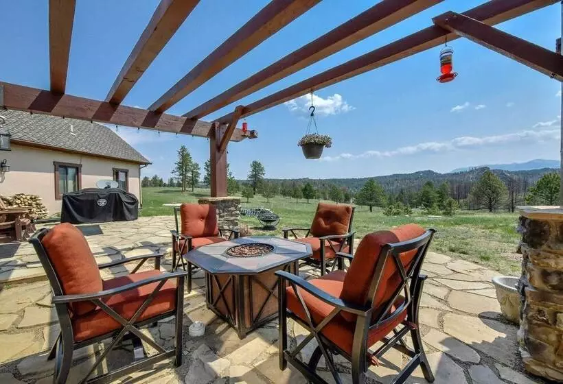 Idyllic Florissant Cabin W/ Patio & Hot Tub!