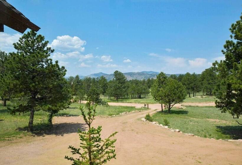 Idyllic Florissant Cabin W/ Patio & Hot Tub!