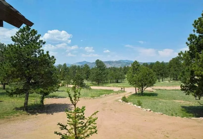 Idyllic Florissant Cabin W/ Patio & Hot Tub!