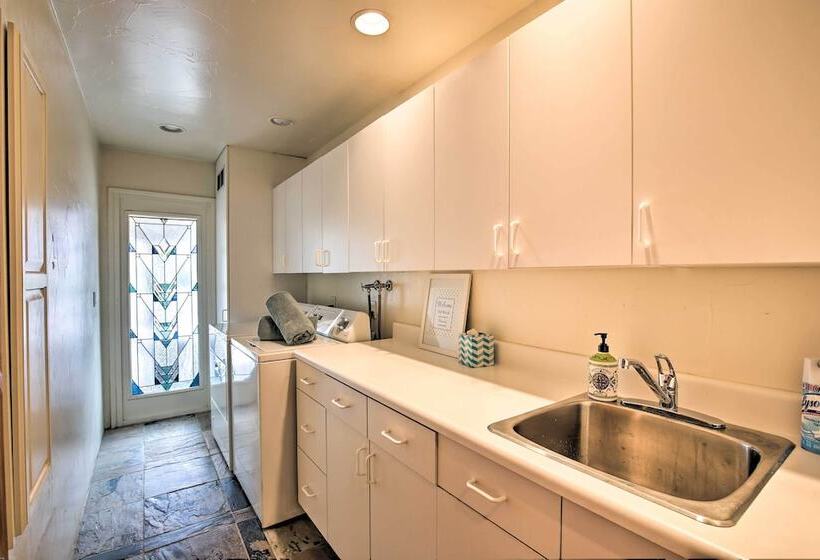 Indio Escape W/ Fire Pit & Resort Amenities!