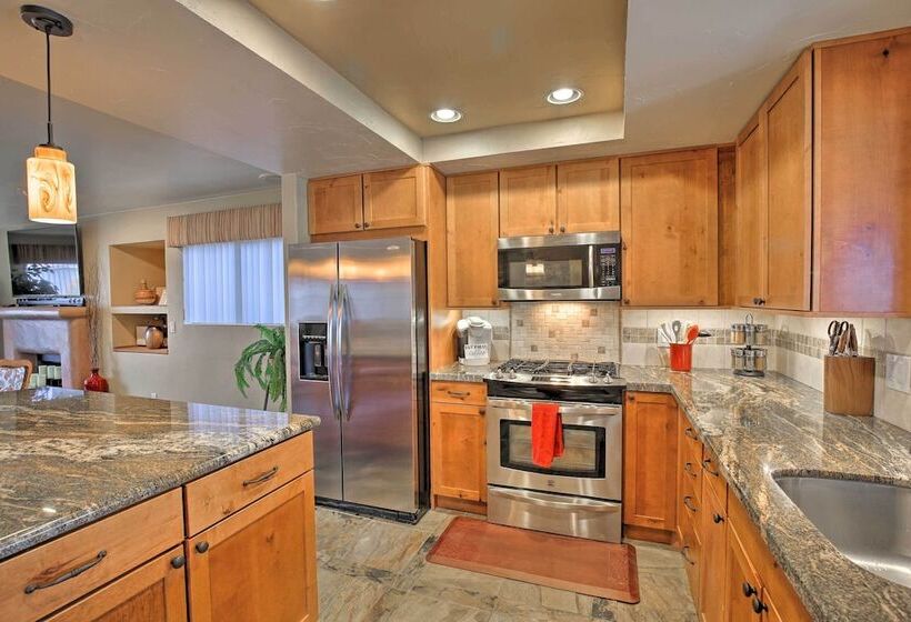 Indio Escape W/ Fire Pit & Resort Amenities!