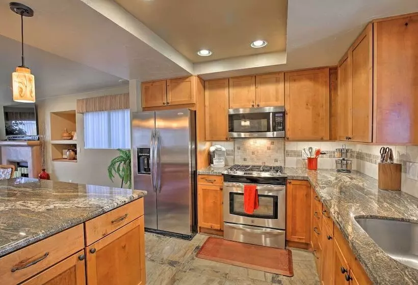 Indio Escape W/ Fire Pit & Resort Amenities!