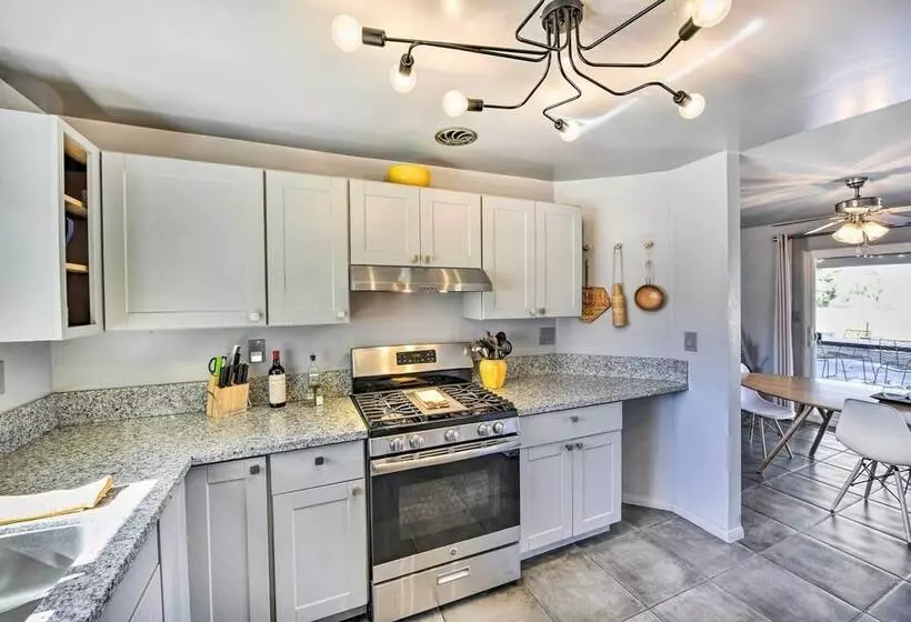 Joshua Tree Vacation Home W/ Private Hot Tub!